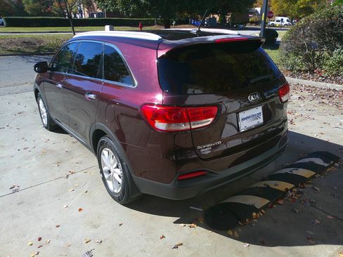 Used 2016 Kia Sorento LX image 9