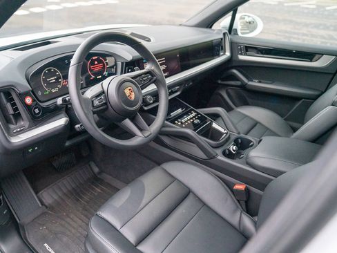 Used 2025 Porsche Cayenne image 4
