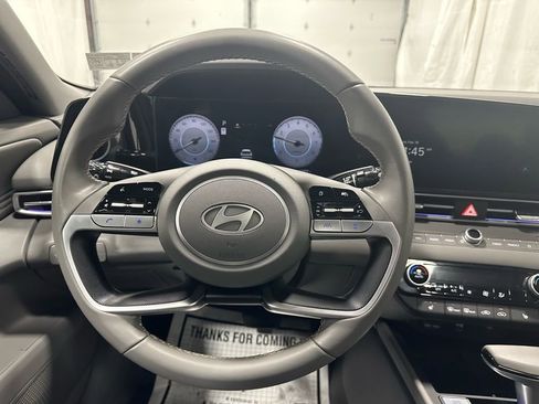 Used 2025 Hyundai Elantra SEL image 18