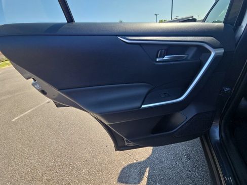 Used 2019 Toyota RAV4 XLE w/ Convenience Package FWD image 10