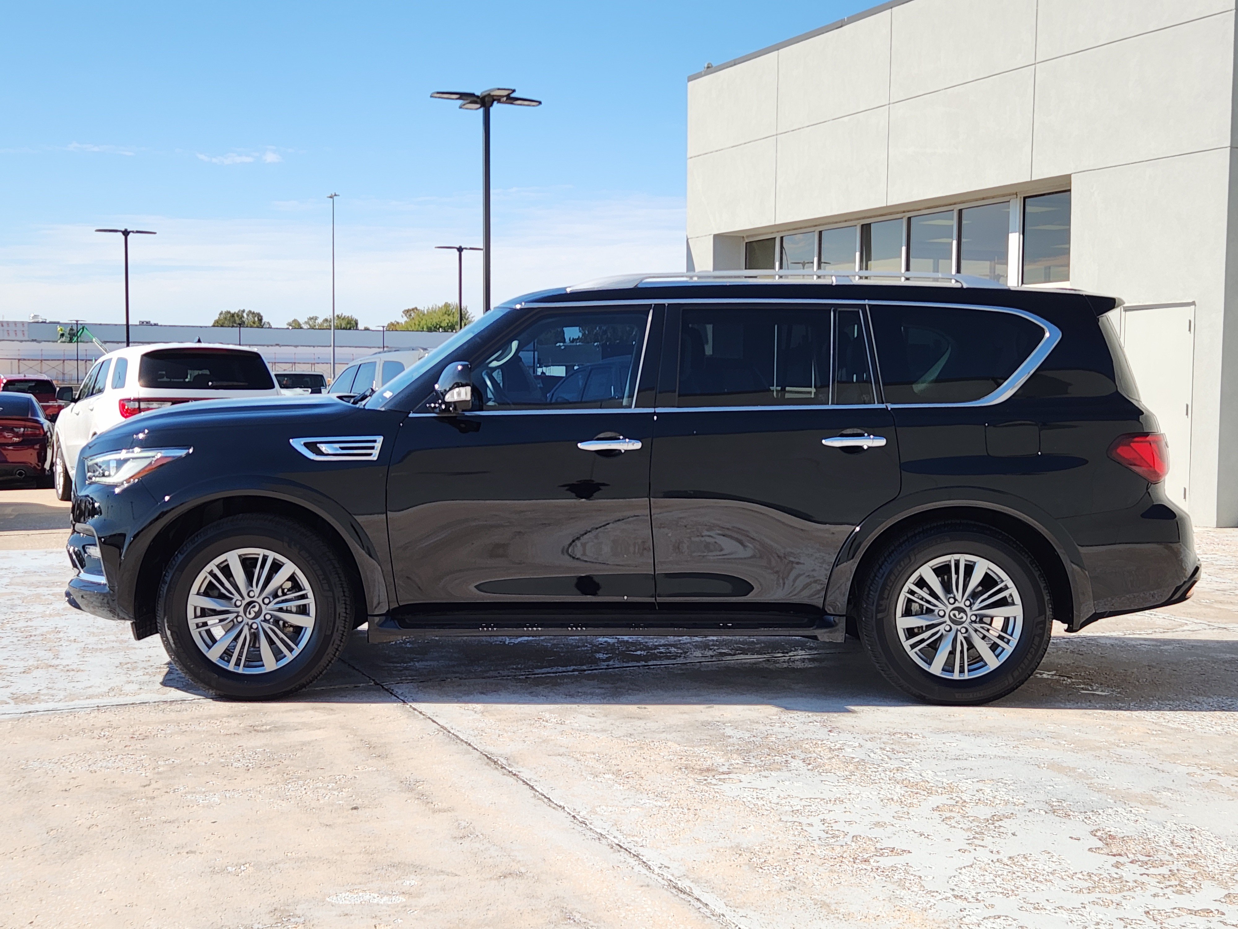 Used 2023 INFINITI QX80 Luxe w/ Cargo Package AWD/4WD image 5