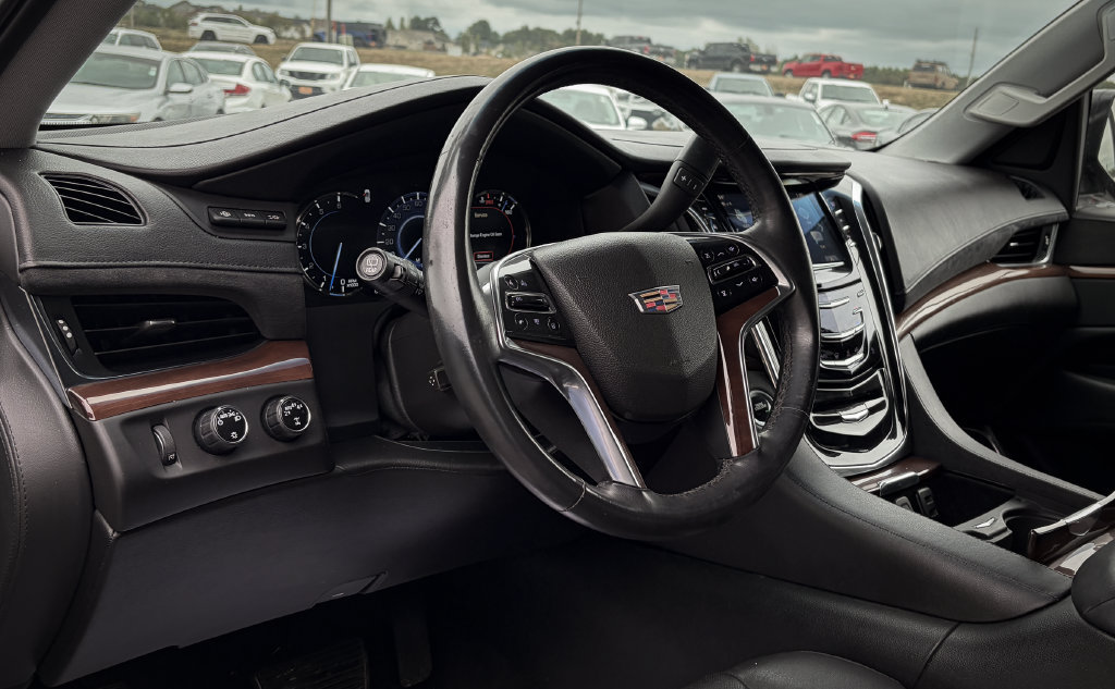 Used 2018 Cadillac Escalade ESV Luxury AWD/4WD image 2
