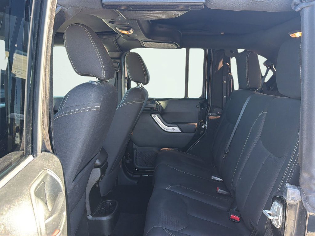 Used 2018 Jeep Wrangler Unlimited Sahara w/ Connectivity Group AWD/4WD image 12