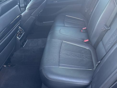 Used 2019 BMW 750i w/ Executive Package image 8