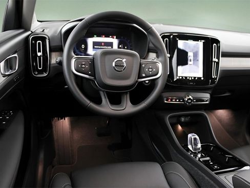 New 2025 Volvo XC40 B5 Plus image 21