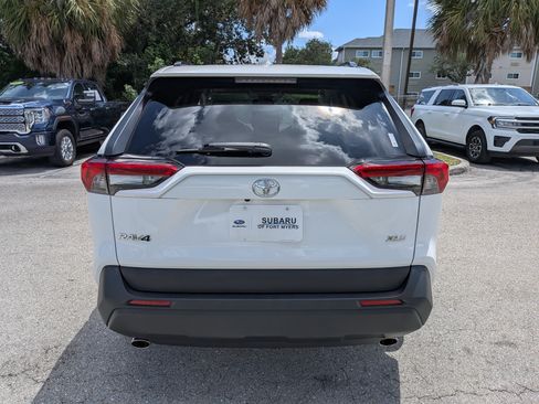 Used 2021 Toyota RAV4 XLE w/ Convenience Package FWD image 5