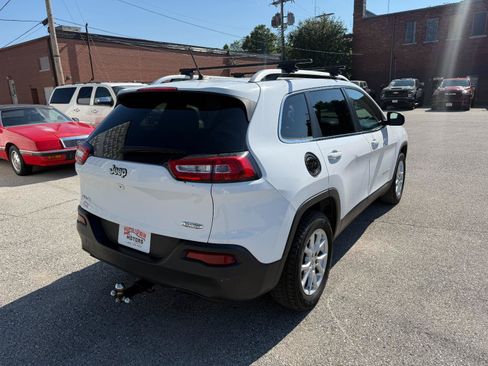 Used 2018 Jeep Cherokee Latitude AWD/4WD image 5