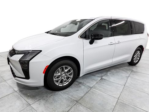 New 2027 Chrysler Pacifica Select FWD image 4