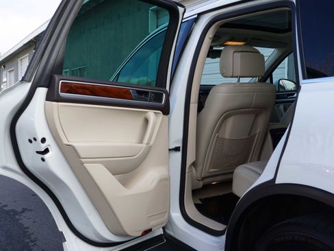 Used 2014 Volkswagen Touareg TDI image 22