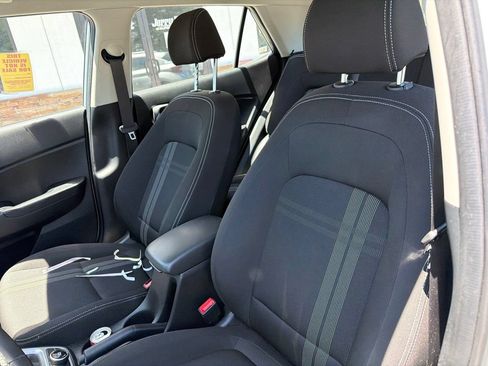 Used 2022 Hyundai Venue SEL FWD image 2