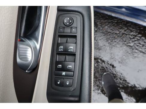 Used 2017 Chrysler Pacifica Touring-L w/ Tire & Wheel Group image 11