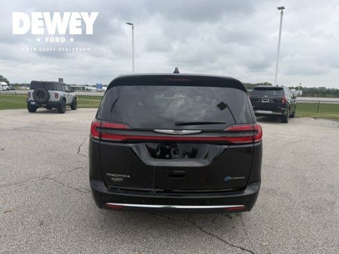 Used 2025 Chrysler Pacifica Select FWD image 7
