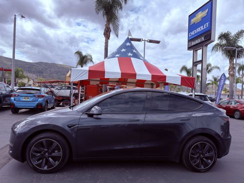 Used 2024 Tesla Model Y Long Range AWD/4WD image 6