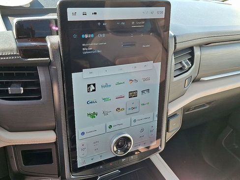 Used 2024 Ford Expedition Platinum image 18