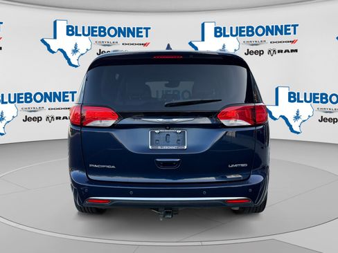 Used 2017 Chrysler Pacifica Limited w/ UConnect Theater Package FWD image 6