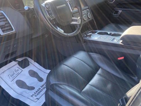 Used 2018 Land Rover Discovery SE image 9