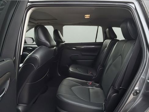 Used 2022 Toyota Highlander Limited FWD image 18
