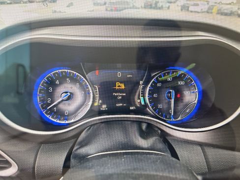 Used 2023 Chrysler Pacifica Touring-L image 5