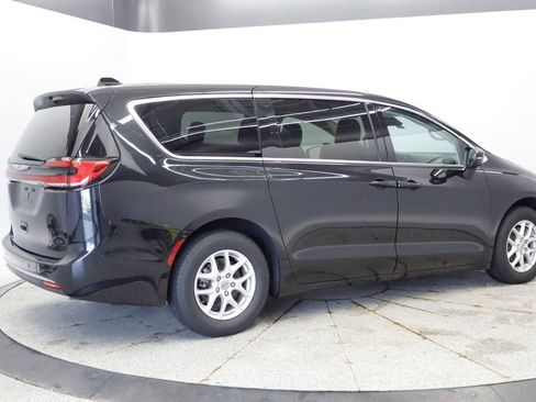 Certified 2023 Chrysler Pacifica Touring-L FWD image 6