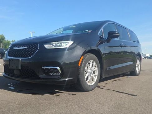 Used 2023 Chrysler Pacifica Touring-L FWD image 2