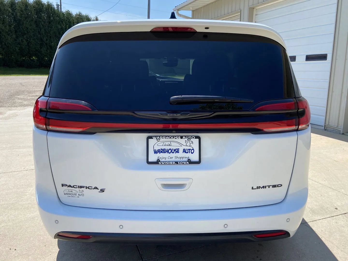 Used 2025 Chrysler Pacifica Limited FWD image 6