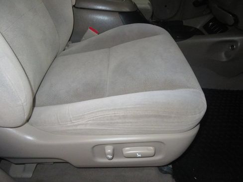 Used 2005 Toyota Sequoia SR5 AWD/4WD image 38