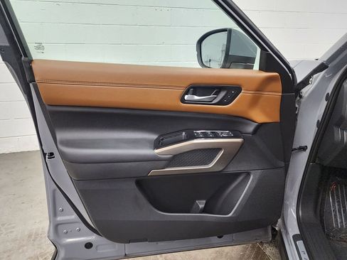Used 2025 Nissan Pathfinder Platinum AWD/4WD image 9