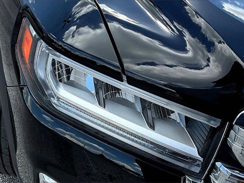 Used 2023 GMC Acadia SLE image 33