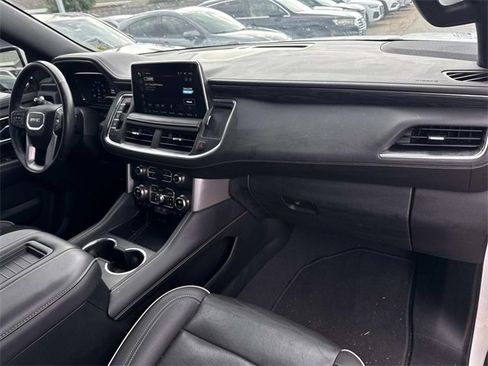 Used 2022 GMC Yukon XL SLT w/ SLT Luxury Package image 16