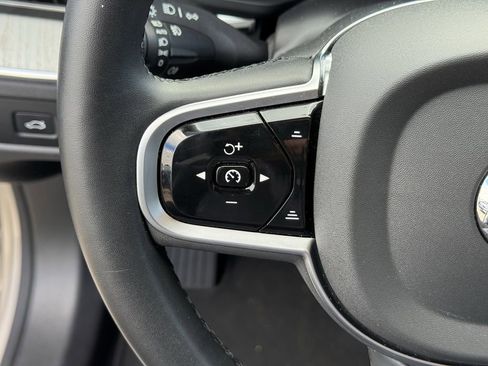 Certified 2025 Volvo XC60 B5 Plus image 18