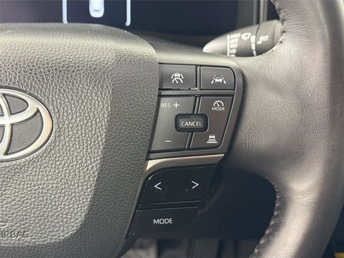 Used 2025 Toyota Camry XLE image 18