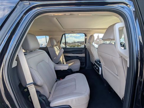 Used 2024 Ford Expedition Limited image 11
