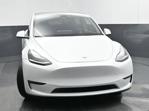 Used 2022 Tesla Model Y Long Range image 8