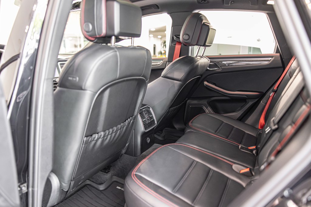 Used 2023 Porsche Macan GTS w/ Sport Chrono Package AWD/4WD image 34