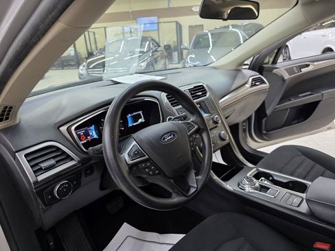 Used 2018 Ford Fusion SE FWD image 16