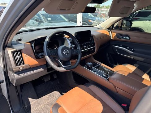 Certified 2025 Nissan Pathfinder Platinum w/ Black Appearance Package AWD/4WD image 12