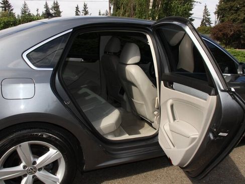 Used 2013 Volkswagen Passat 2.5 SE FWD image 6