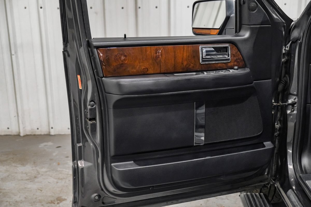 Used 2016 Lincoln Navigator Select RWD image 28
