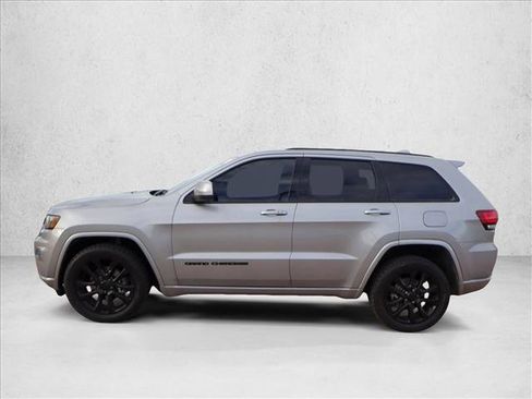 Used 2018 Jeep Grand Cherokee Altitude image 2