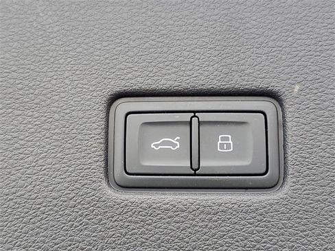 Used 2023 Audi Q8 Premium Plus image 35