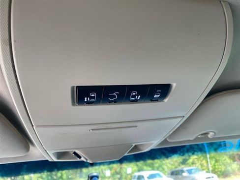 Used 2011 Chrysler Town & Country Touring-L FWD image 14