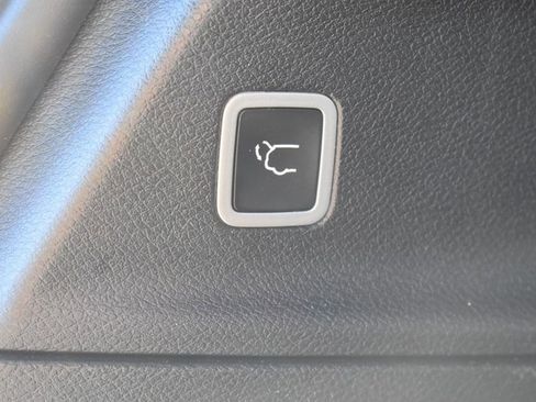 Used 2025 Chrysler Pacifica Limited image 24