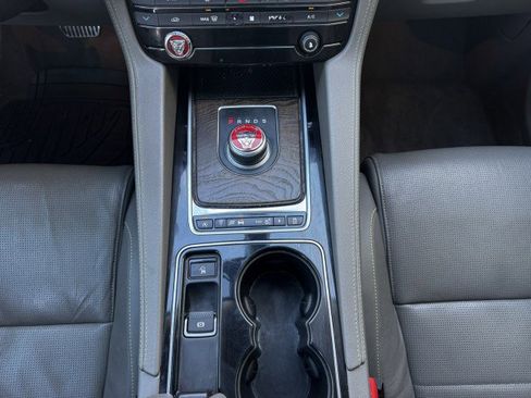 Used 2017 Jaguar F-PACE R-Sport image 33