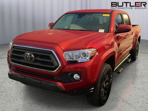 Used 2022 Toyota Tacoma SR5 AWD/4WD image 2