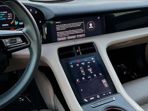 Used 2022 Porsche Taycan image 9