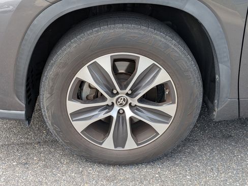 Used 2021 Toyota Highlander XLE FWD image 10