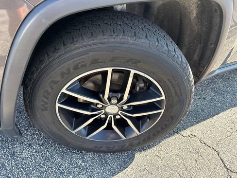 Used 2017 Jeep Grand Cherokee Trailhawk AWD/4WD image 2