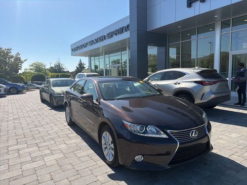 Used 2015 Lexus ES 300h w/ Navigation System Package image 2