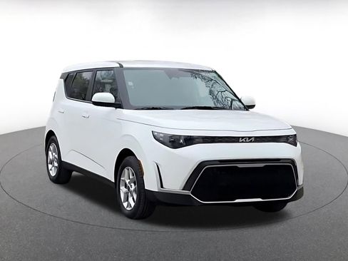 Used 2025 Kia Soul LX w/ LX Technology Package FWD image 3