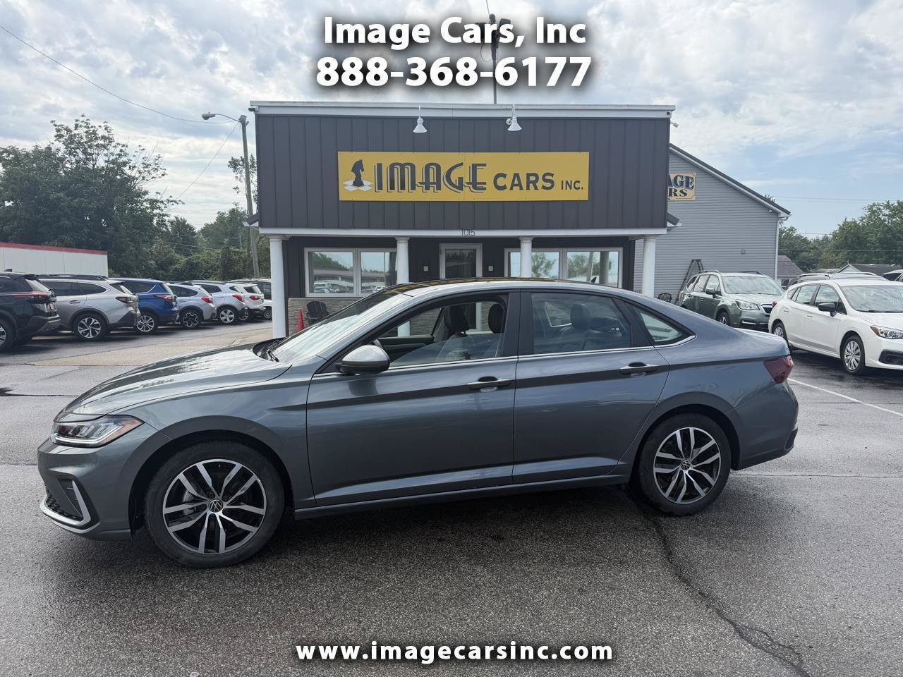 Used 2025 Volkswagen Jetta SE FWD image 1